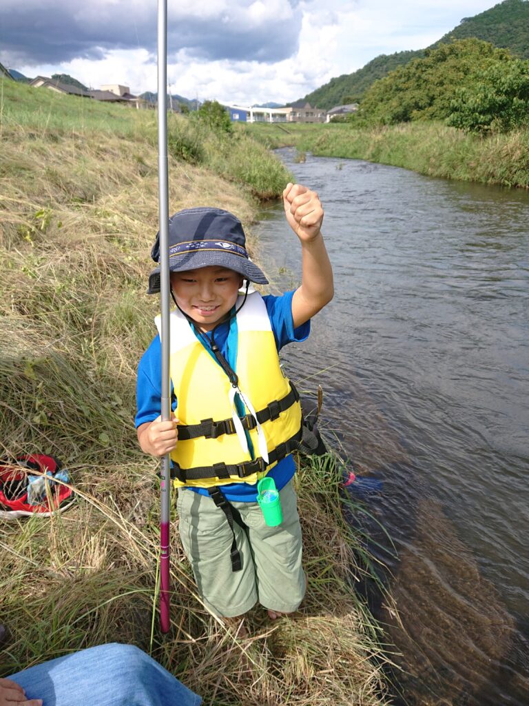 男の子が魚を釣り上げたところ